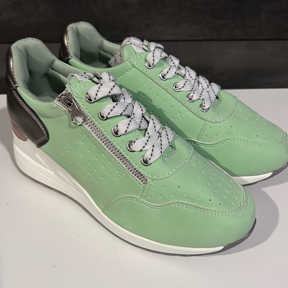 Mepaouo Wedge Sneakers Heel Platform Lace/ Zip Style
Women’s Sz 7.5 - Picture 5 of 8